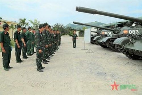 Trên thao trường 'quân gửi trong dân'