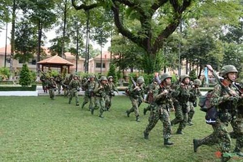 Huấn luyện dã ngoại kết hợp công tác dân vận