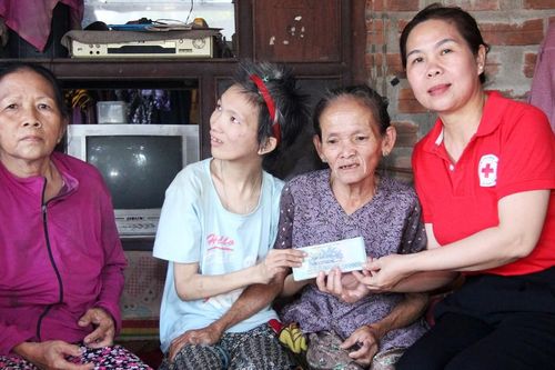 Báo SGGP trao 50 triệu đồng của bạn đọc giúp cụ bà nuôi con bại não