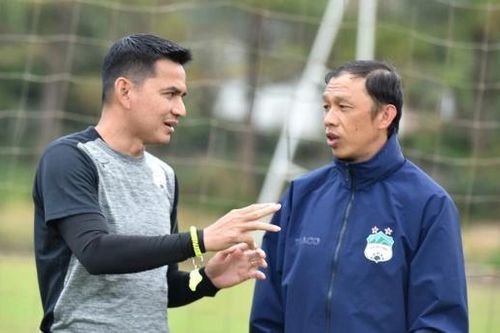 HLV Kiatisak đau xót: 'Ba người anh em của tôi yên nghỉ nhé'