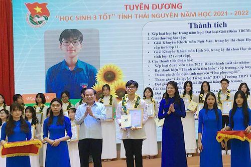 Nam sinh trường huyện giành 2 điểm 10 và ước mơ trở thành nhà ngoại giao