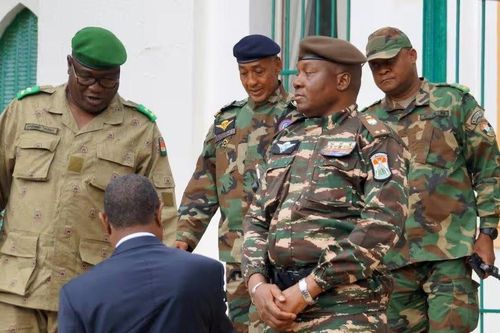 Đảo chính ở Niger: Lãnh đạo đảo chính yêu cầu dỡ bỏ các biện pháp trừng phạt; ECOWAS vẫn cảnh báo sẽ can thiệp quân sự