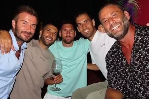 Vợ chồng Messi ăn mừng cùng David Beckham...