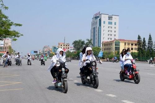 Bổ sung những quy định bắt buộc với người điều khiển xe đạp điện, xe máy điện