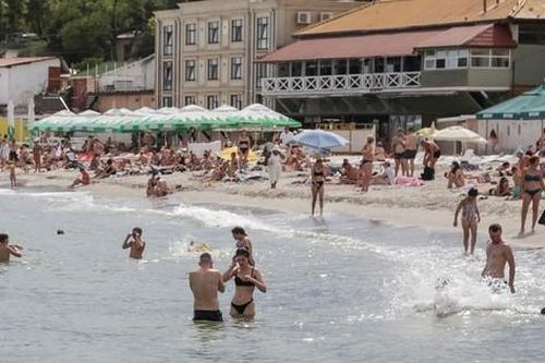 Thành phố Ukraine mở cửa các bãi biển lần đầu tiên kể từ khi xung đột bùng phát