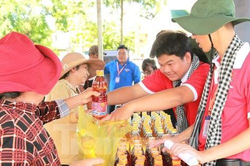 Tuổi trẻ Bình Dương khám bệnh, cắt tóc miễn phí cho đồng bào dân tộc ít người
