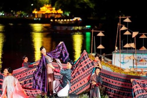 Quyến rũ áo dài Huế 'Chuyện kể từ dòng sông'