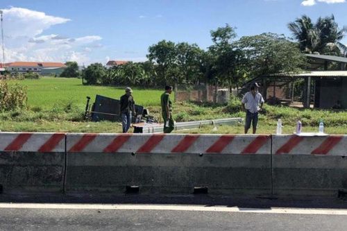 Cây rơi từ container đè chết người lái xe ba gác