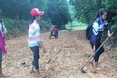Ám ảnh đường đến trường bùn lầy, học sinh vừa mang cặp vừa vác cuốc san đường
