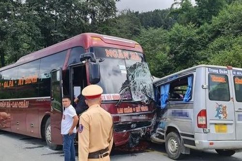Hai xe khách va chạm ở Lào Cai, 13 người bị thương