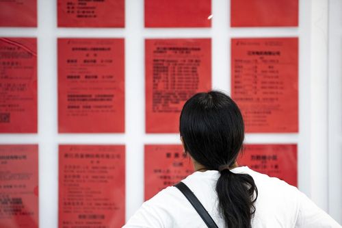 Thất nghiệp, người trẻ Trung Quốc được bố mẹ thuê làm giúp việc, trả lương cao