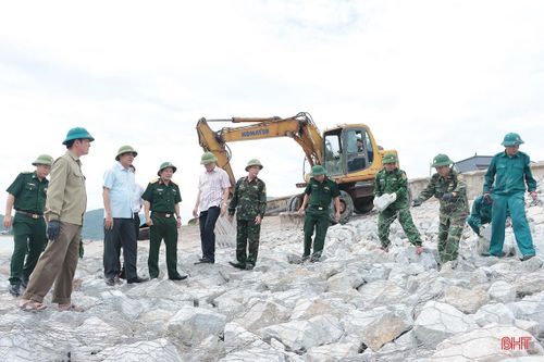 'Vá' kè biển Cẩm Nhượng trước mùa mưa bão