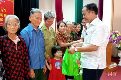 Tặng 100 suất quà cho người có công và hộ nghèo thị xã Hồng Lĩnh