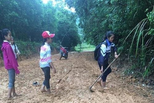 Xôn xao đường bùn nhão nhoét, học sinh phải vác cuốc san đường