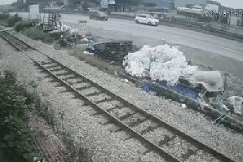 Băng qua đường sắt, người đàn ông gặp nạn, clip 23 giây cho thấy quyết định sai lầm
