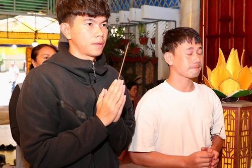 Minh Vương thẫn thờ, buồn bã đến thắp hương cho thầy và đồng đội ở Hoàng Anh Gia Lai