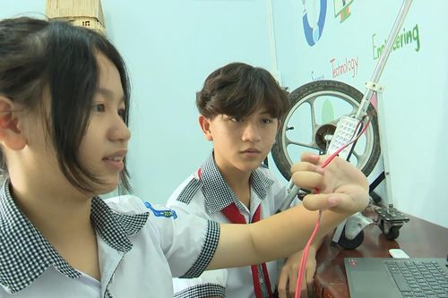 Học sinh THCS nghiên cứu sản phẩm giúp xe cứu thương né ùn tắc