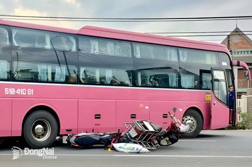 Xe khách va chạm xe máy, gây ùn tắc cục bộ trên quốc lộ 20