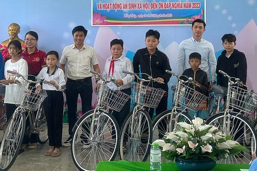 Trao quà cho hộ gia đình chính sách, trẻ em có hoàn cảnh khó khăn