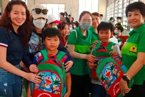 Khám mắt, phát thuốc miễn phí cho người dân và hỗ trợ dụng cụ học tập cho học sinh khó khăn