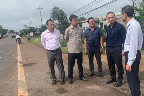 Phó Chủ tịch chuyên trách Ủy ban An toàn giao thông quốc gia Khuất Việt Hùng kiểm tra thực tế hiện trường vụ tai nạn tại Chư Pưh