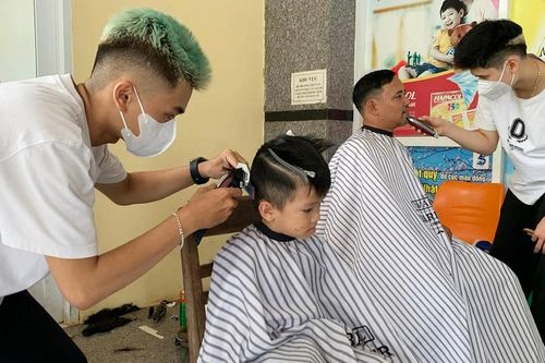 Cắt tóc miễn phí: Ấm lòng bệnh nhân nghèo