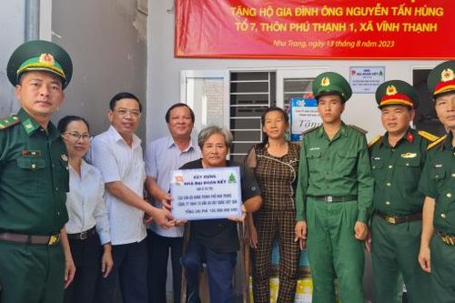 Tặng nhà đại đoàn kết cho gia đình quân nhân có hoàn cảnh khó khăn