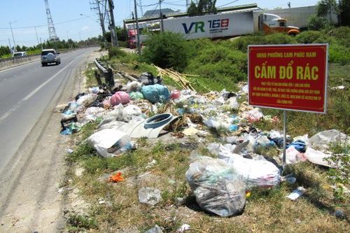 Cấm nhưng vẫn đổ rác