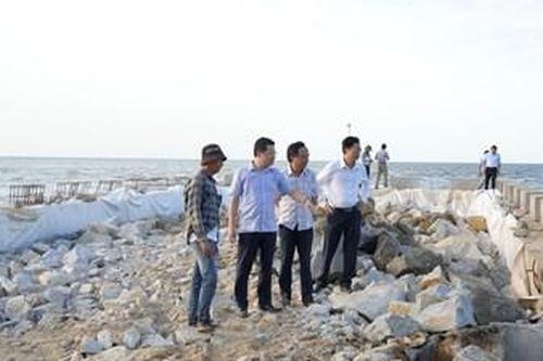 Sớm hoàn thành và đưa vào sử dụng các đê ngăn cát