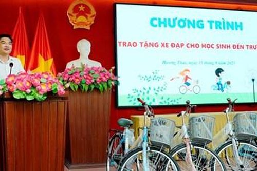 Trao tặng 70 xe đạp cho học sinh nghèo hiếu học