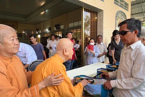 Tịnh xá Ngọc Quang trao 100 phần quà đến người khiếm thị