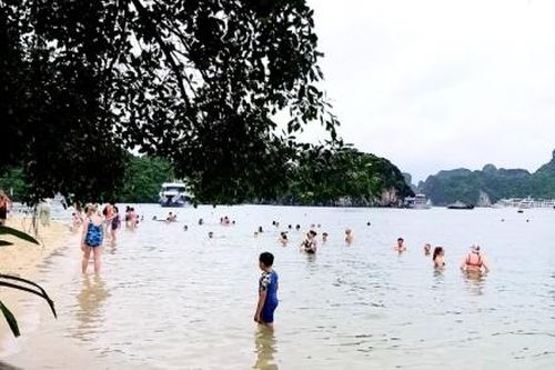 Quảng Ninh: 5 lý do không phát triển bãi tắm trên vịnh Hạ Long