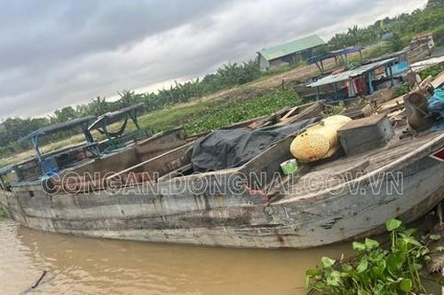 Bắt quả tang 2 nhóm đối tượng bơm hút cát trái phép trên sông Đồng Nai