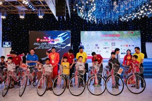 Trao học bổng, xe đạp, thẻ bảo hiểm y tế cho học sinh nghèo tại Bình Phước