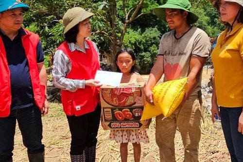 Nguồn lực hỗ trợ trị giá 527 triệu đồng đến với nhiều gia đình bị thiệt hại do mưa lũ tại tỉnh Yên Bái