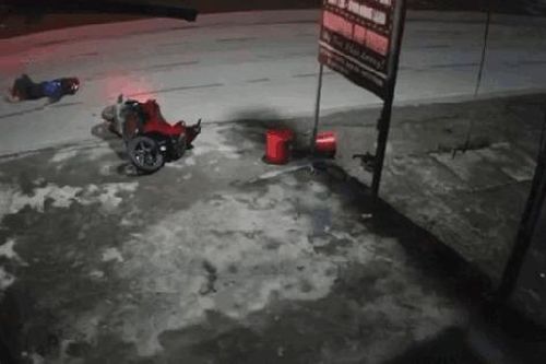 Đột ngột ngã ra đường, người đàn ông bị xe khách từ phía sau lao tới tông trúng