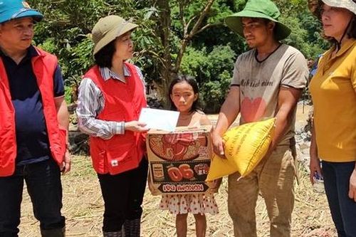 Hội Chữ thập đỏ hỗ trợ Yên Bái 400 triệu đồng và 200 thùng hàng sau mưa lũ