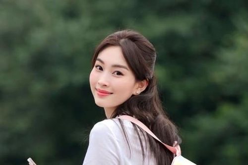 Mải khoe sắc với đồ hiệu, 'thần tiên tỷ tỷ' Đặng Thu Thảo gặp ngay sự cố ngại ngùng