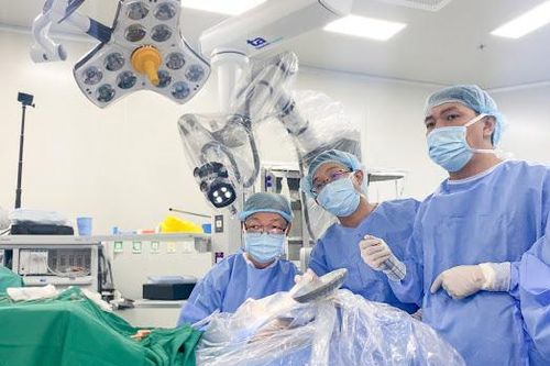 Cứu thành công bệnh nhân đột quỵ xuất huyết não hơn 24 giờ bằng cách mổ não tỉnh thức