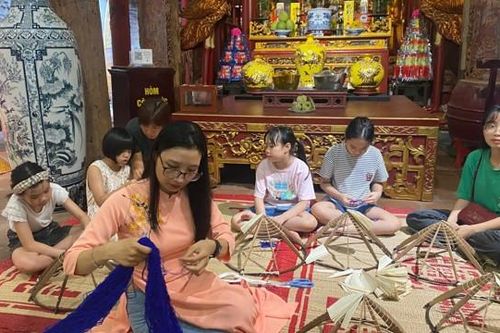 Trải nghiệm làm nón lá làng Chuông tại phố cổ Hà Nội