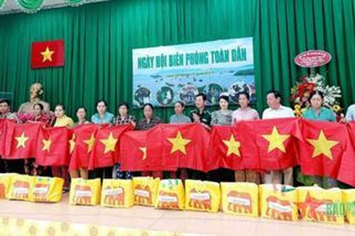 Sát cánh cùng ngư dân vươn khơi bám biển