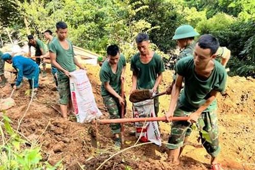 Bộ đội về vùng lũ giúp đồng bào