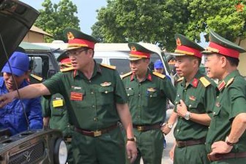 Chấm thi môn thi Xe tốt tại Trường Sĩ quan Lục quân 1