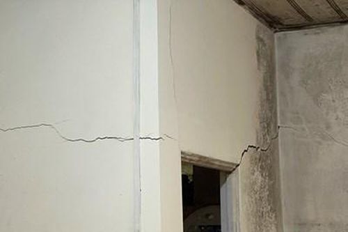 Nhiều vết nứt taluy uy hiếp khu chung cư tại Đà Lạt