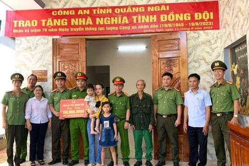 Trao tặng nhà Nghĩa tình đồng đội cho 2 cán bộ Công an xã vùng cao Trà Bồng