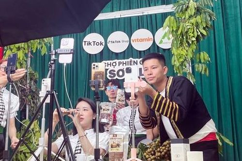 Các KOLs mở 'xưởng' livestream ngay trên hội trường để hướng dẫn thanh niên bán hàng