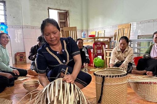 Người đồng bào giữ lửa nghề truyền thống