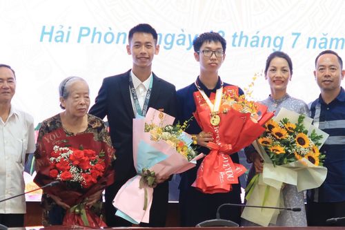 Anh em ruột cùng đoạt huy chương vàng Toán quốc tế