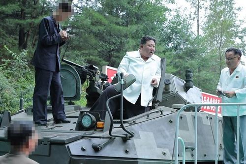 Ông Kim Jong Un tiếp tục thị sát các nhà máy sản xuất vũ khí, tên lửa của Triều Tiên