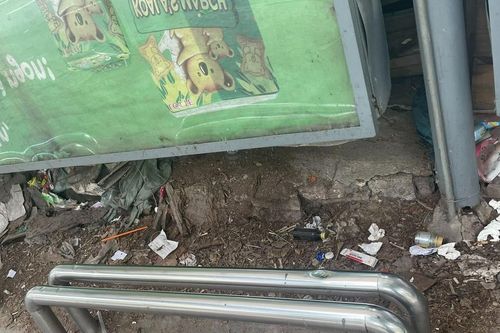 Nhiều nhà chờ xe buýt Hà Nội nhếch nhác, xuống cấp